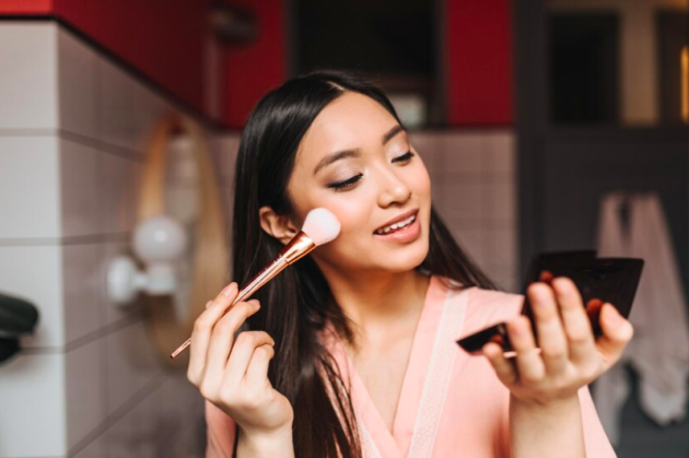 4 Tip untuk Mengelakkan Makeup dari Retak! Biar Wajah Nampak Berseri!