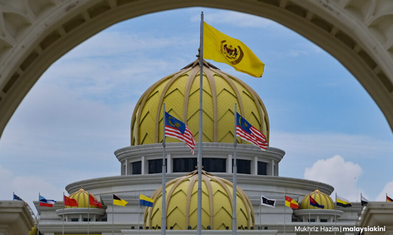 Kehadiran Raja-Raja Melayu di Istana Negara untuk sesi mesyuarat Majlis Raja-Raja