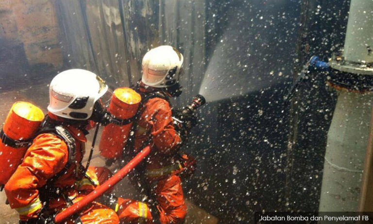 Menggatal: Kebakaran Dipadamkan oleh Bomba Berjalan Kaki Sejauh 1km