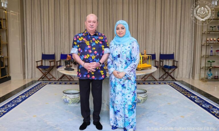 Tajuk: Agong dan Raja Permaisuri Berangkat ke Rumah Terbuka Aidilfitri di Istana Johor