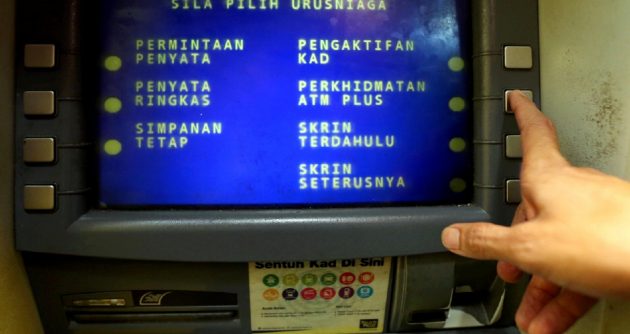 Wanita ditangkap oleh polis kerana menggunakan kad debit orang lain untuk membeli barang secara ‘shopping’